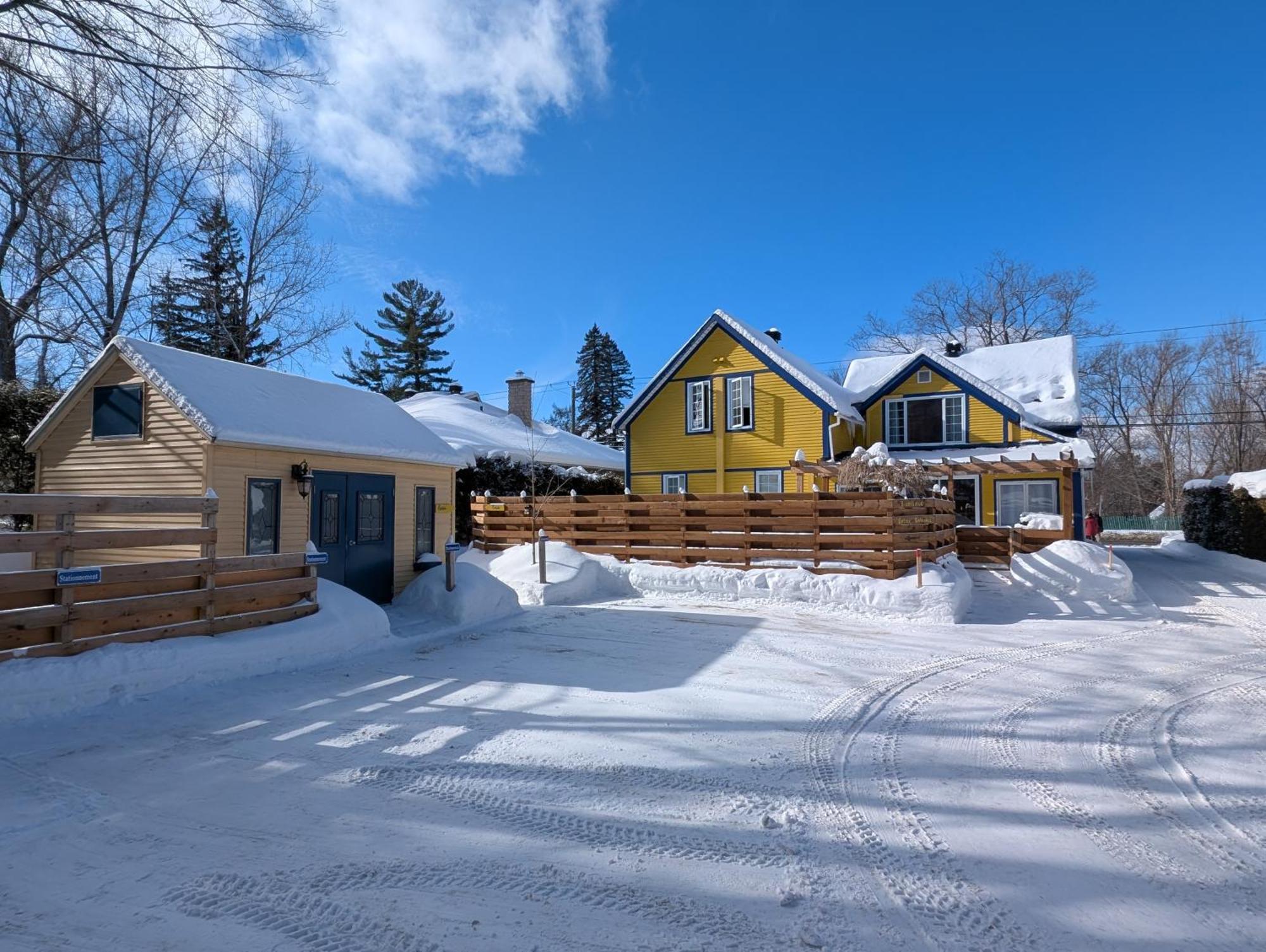 Bed and Breakfast Au Saut Du Lit Magog Exterior foto