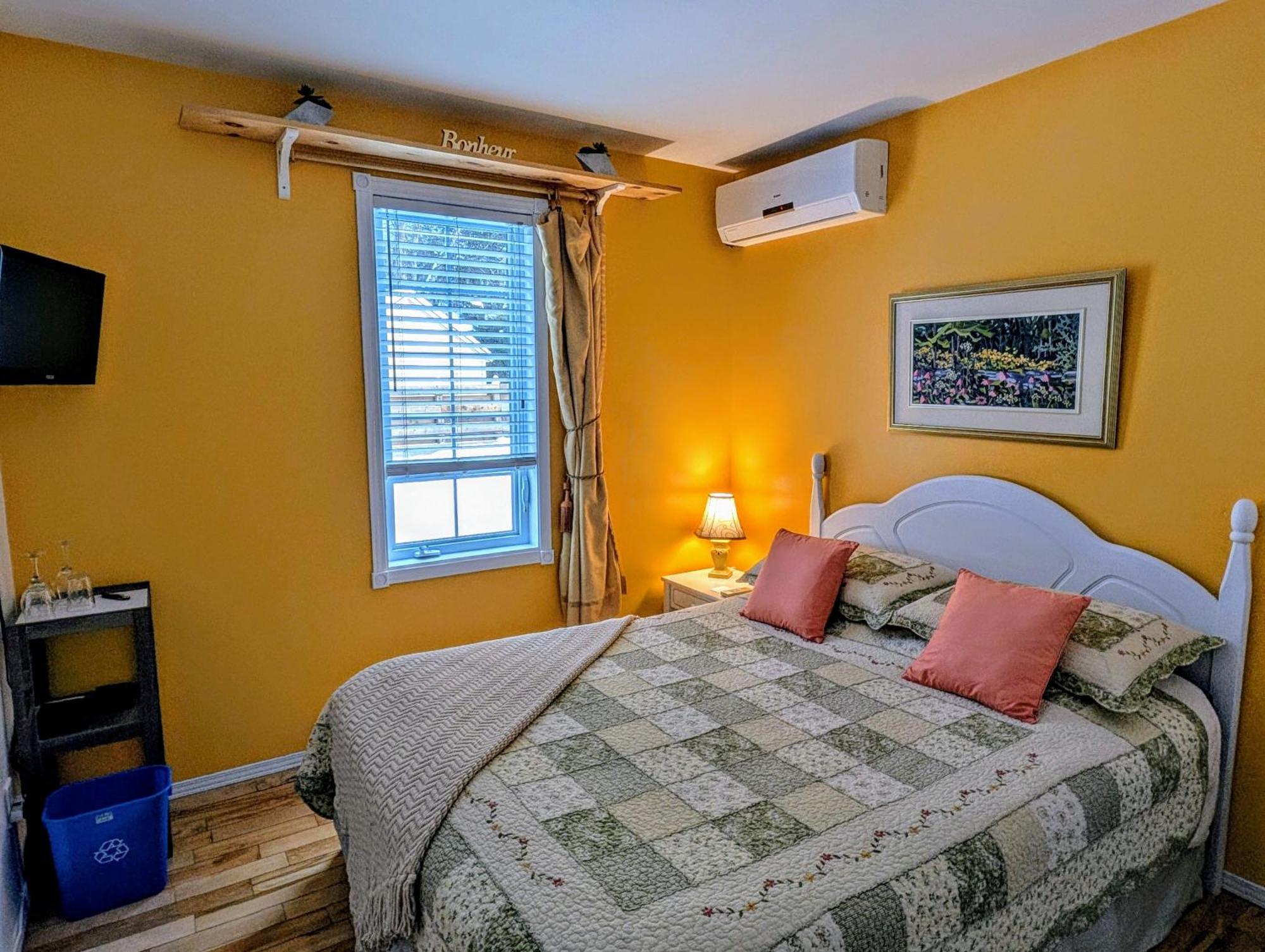 Bed and Breakfast Au Saut Du Lit Magog Exterior foto